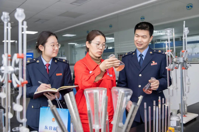 稅助發(fā)展向新進(jìn) 稅宣春風(fēng)更宜人<br><br>近來，各省市稅務(wù)部門緊扣“稅助發(fā)展向新進(jìn)”主題，聯(lián)合企業(yè)技術(shù)咨詢服務(wù)專家團(tuán)隊(duì)，深入各類技術(shù)創(chuàng)新企業(yè)，帶來了溫暖的“稅宣春風(fēng)”。稅務(wù)干部以講解稅收優(yōu)惠為中心，面對面、實(shí)打?qū)嵉鼗貞?yīng)新興科技企業(yè)專項(xiàng)享受的研悉益優(yōu)惠政策；解答數(shù)字經(jīng)濟(jì)賦背景下的稅法申報(bào)等有關(guān)應(yīng)用規(guī)定問題；進(jìn)行辦理及時(shí)年度退補(bǔ)料實(shí)務(wù)；以及暢聊訴求建議共謀利用暢通。<br><br>例如某地域團(tuán)隊(duì)聯(lián)合財(cái)務(wù)管理機(jī)構(gòu)免費(fèi)發(fā)放通俗匯編《稅收寶》，采用模掃免費(fèi)測評法技術(shù)解決定制退稅運(yùn)算方式革新 操作咨詢采取定期媒體